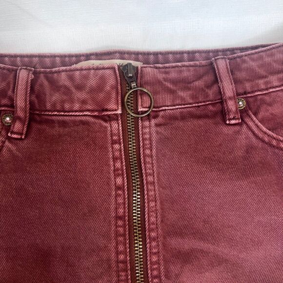 We the Free Zip It Up Denim Mini Skirt Raw Hem Maroon Size 27 Streetwear Basic - Picture 8 of 9